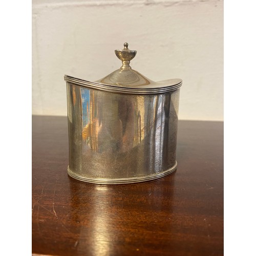 30 - An Edwardian silver caddy, London 1905, the hinged cover with urn finial -