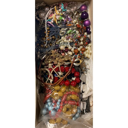 33 - A small quantity of costume jewellery, beads etc -