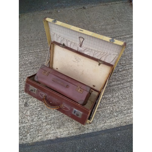 181 - Three vintage suitcases -