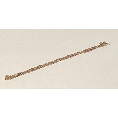 22 - A 9ct gold fancy link bracelet -