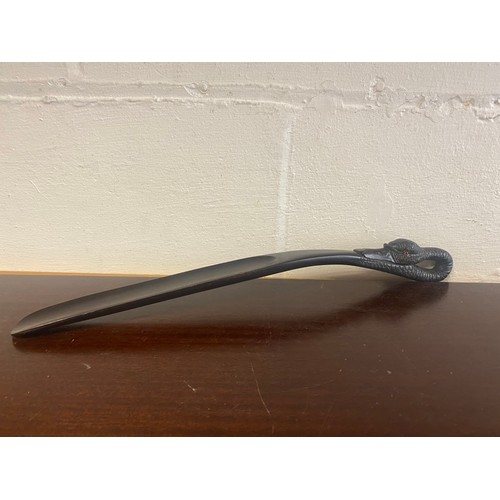 62 - A late Victorian/early Edwardian shoe horn, the handle carved as a swans neck with glass eyes -