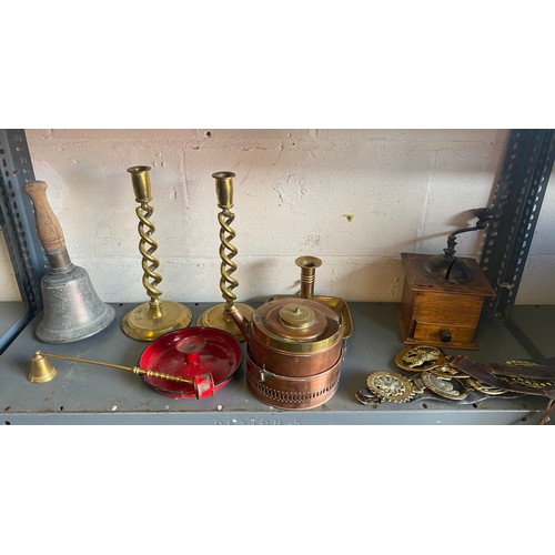 175 - A mixed lot of metalwares, to include pair of brass candlesticks, school hand bell, horse brasses et... 