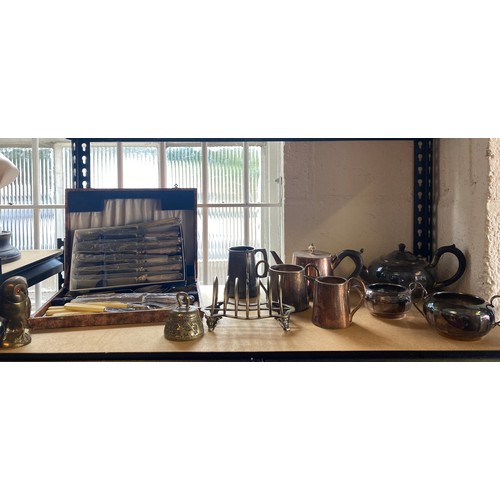 232 - A mixed lot of metalwares, including plated teawares, pewter tankard and brass owl -