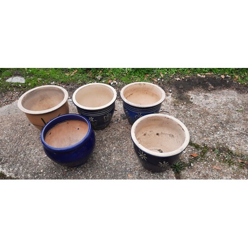 405 - A group of five garden pots -