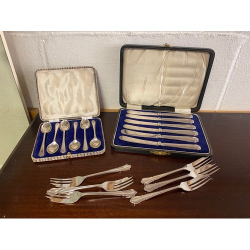 40 - A cased set of six silver teaspoons, Chester 1933, each with golf club detail, a set of silver handl... 