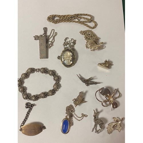 45 - A quantity of silver jewellery, including lion pendant on chain, cameo pendant/brooch, bracelet etc ... 