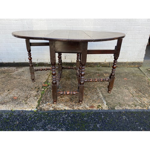 384 - An oak gateleg table, on bobbin turned supports -