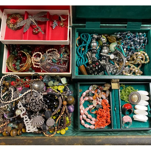 43 - A quantity of costume jewellery, hardstone beads etc -