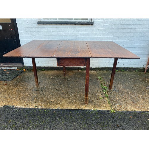 390 - An oak gateleg table -