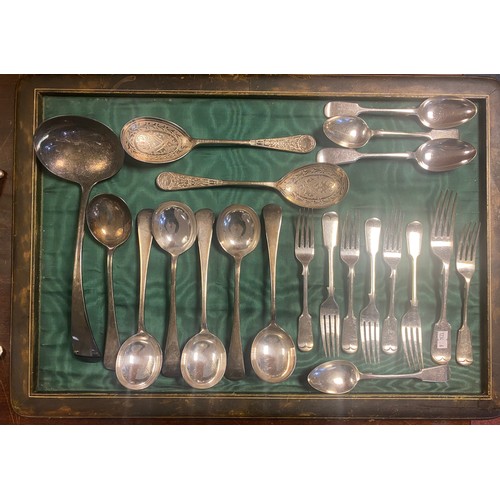 82 - A set of five 19th century dinner forks, London 1833, together with a silver tea fork and a small qu... 