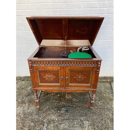 415 - An oak cased gramophone -