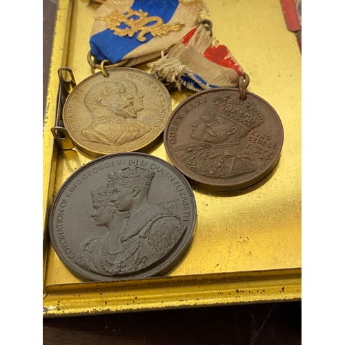 299 - A King Edward VII coronation medal, other commemorative medals and a small quantity of coins -