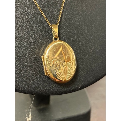 134 - A 9ct gold locket on chain -