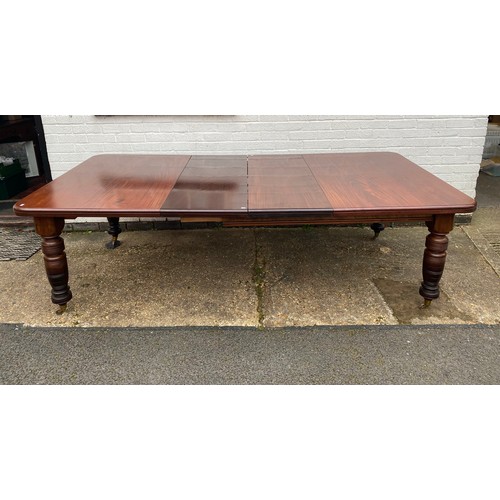 457 - A Victorian mahogany extending dining table, the top with two extra leaves, on ring turned tapering ... 