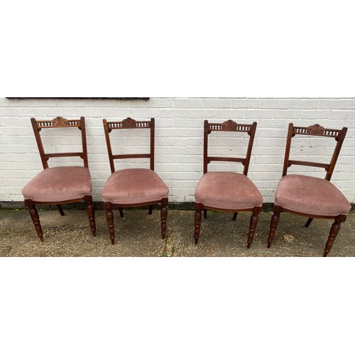 457 - A Victorian mahogany extending dining table, the top with two extra leaves, on ring turned tapering ... 