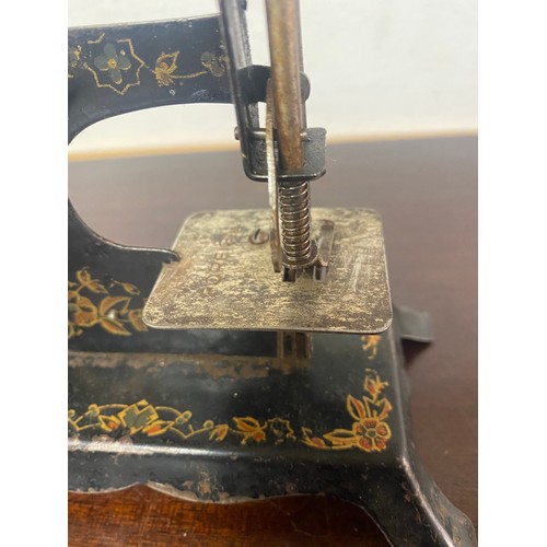 291A - A small tin plate sewing machine -