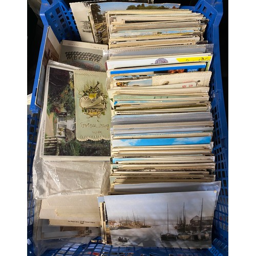 268 - Postcards: a large quantity of loose postcards -