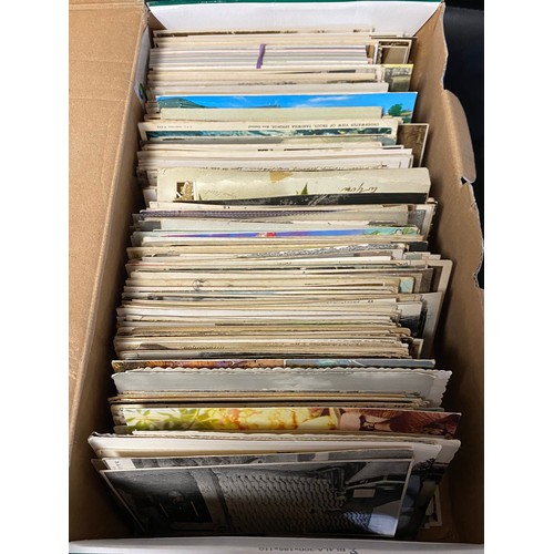 268 - Postcards: a large quantity of loose postcards -