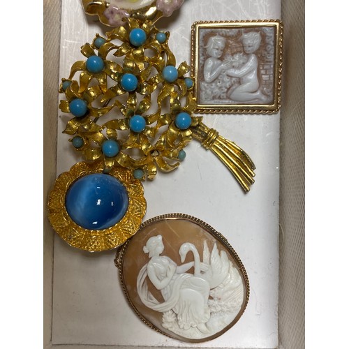 43 - A gold mounted cameo of Leda and the swan, another cameo and a quantity of costume jewellery -