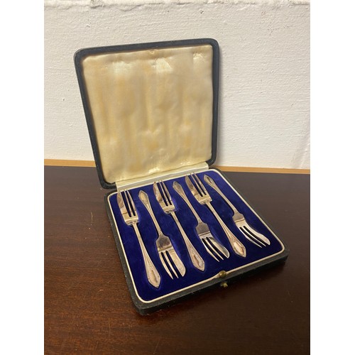 46 - A set of six silver cake forks, Sheffield 1935, cased -