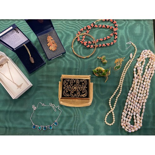 78 - A vintage compact and a small group of costume jewellery -