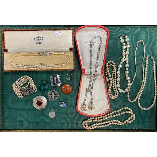 83 - A mixed lot of jewellery items, to include Scottish brooch, malachite pendant/brooch, costume jewell... 