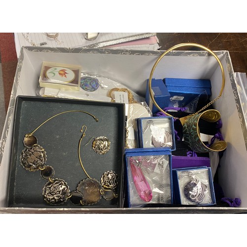 6 - A quantity of modern costume jewellery, including Butler & Wilson necklace -