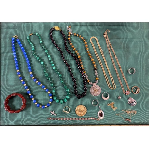 13 - A small quantity of jewellery items, including hardstone beads, silver brooch etc -