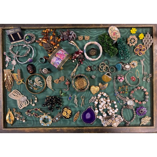 16 - A quantity of costume jewellery -