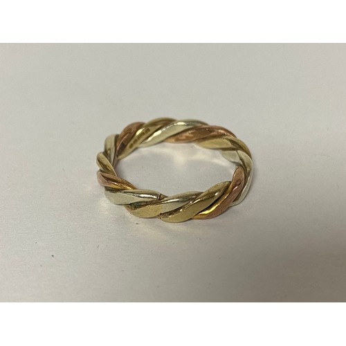 32 - A 9ct gold tri-colour gold band ring -