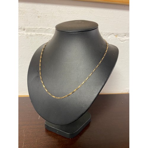 35 - A 9ct gold necklace -