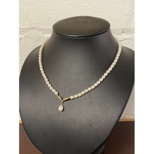 30 - A 9ct gold and fresh water pearl necklace -