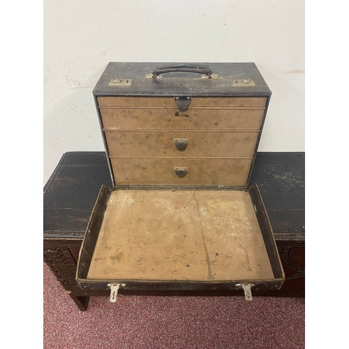 261 - A vintage doctor's case -