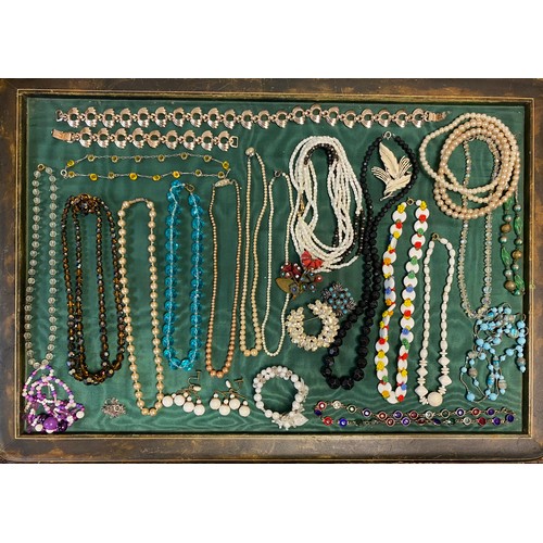 77 - A quantity of vintage beads and other costume jewellery -