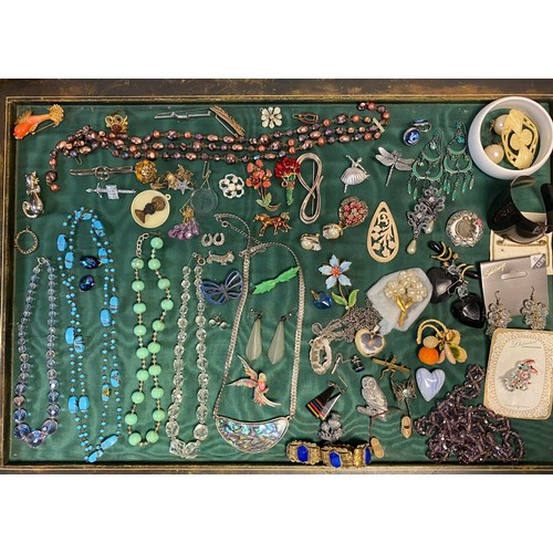 79 - A quantity of vintage beads and other costume jewellery -