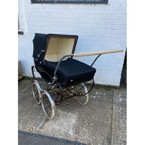 469 - A vintage Mumford coachwork pram -