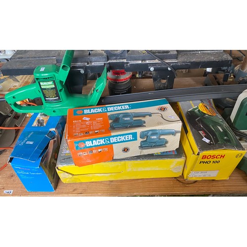 472 - A mixed lot of tools, including Bosch planer and Black & Decker sander -