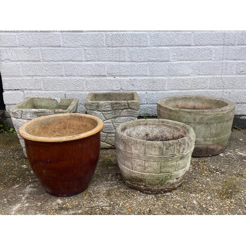 498 - A pair of garden pots and three others -