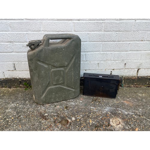 499 - A vintage ammo box and a petrol can (2) -