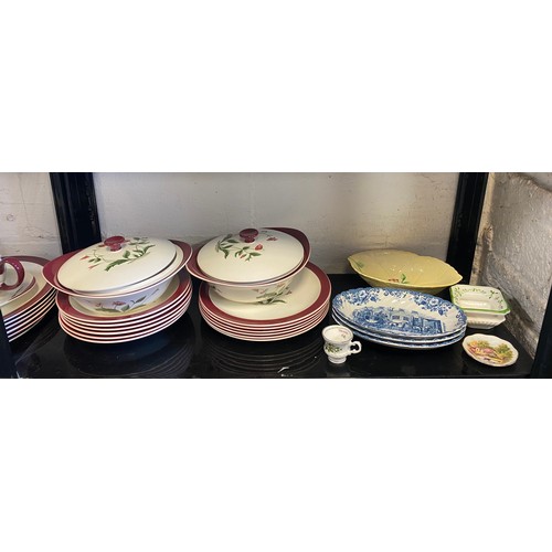 205 - A Wedgwood Mayfield pattern dinner service -