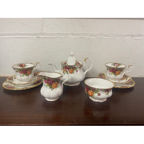 96 - A Royal Albert Old Country Roses duet teaset -