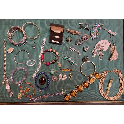 29 - A quantity of costume jewellery -