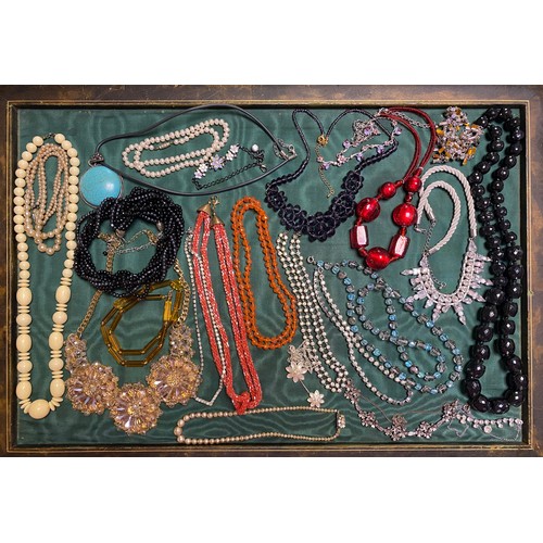 29 - A quantity of costume jewellery -