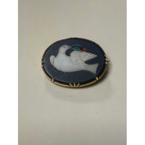 31 - A 19th century pietra dura brooch, the panel depicting a dove in yellow metal mount -