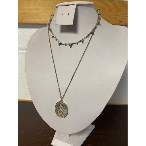 44 - A modern silver necklace and a 1981 Royal Wedding commemorative silver pendant and chain -