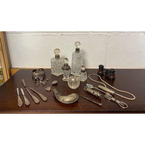 52 - A mixed lot of bijouterie items, including silver collared bottles, match strike, manicure tools, je... 