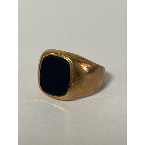 63 - A 9ct gold gent's signet ring, set with an onyx panel -