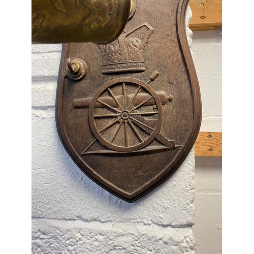 279 - Militaria: an oak hall gong, the plaque carved with Royal Artillery crest, suspending an engraved sh... 