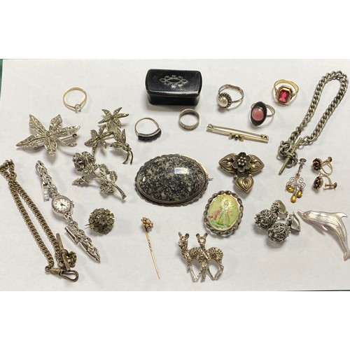 55 - A quantity of silver and other jewellery items -