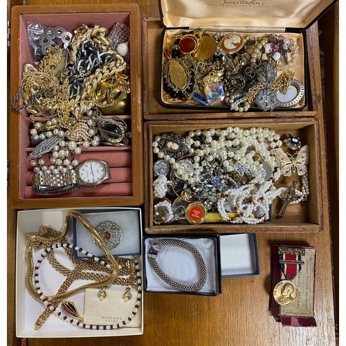 60 - A quantity of costume jewellery -